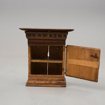 HÄNGSKÅP. Allmoge, 1700-talets slut.