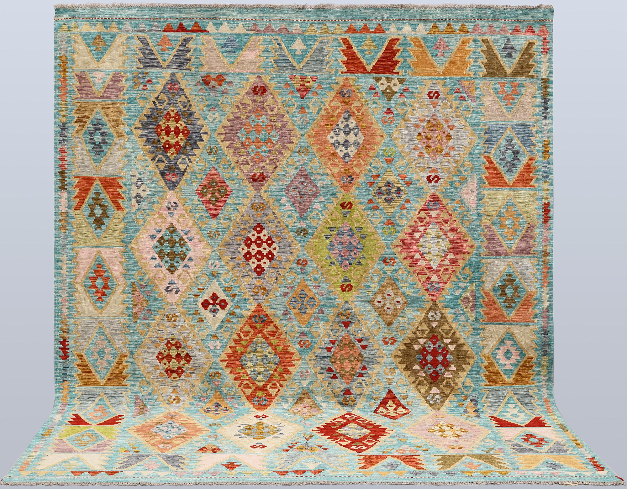A Kilim rug, approx. 258 x 190 cm.