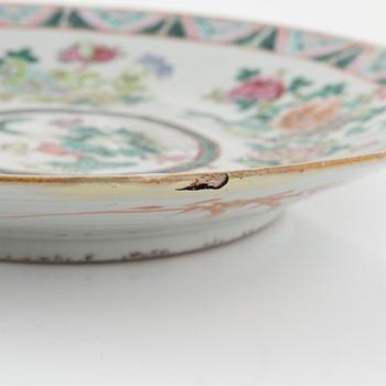 A porcelain dish, Qing dynasty, 19th century.