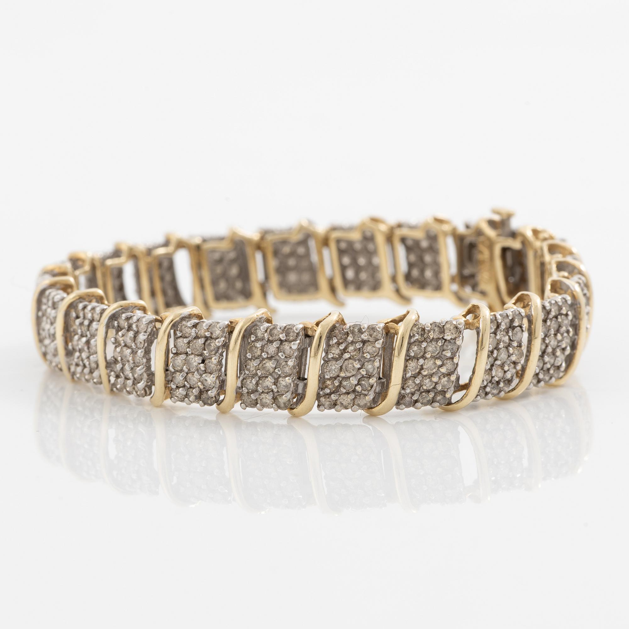 Bracelet 10K gold with brilliant-cut diamonds.