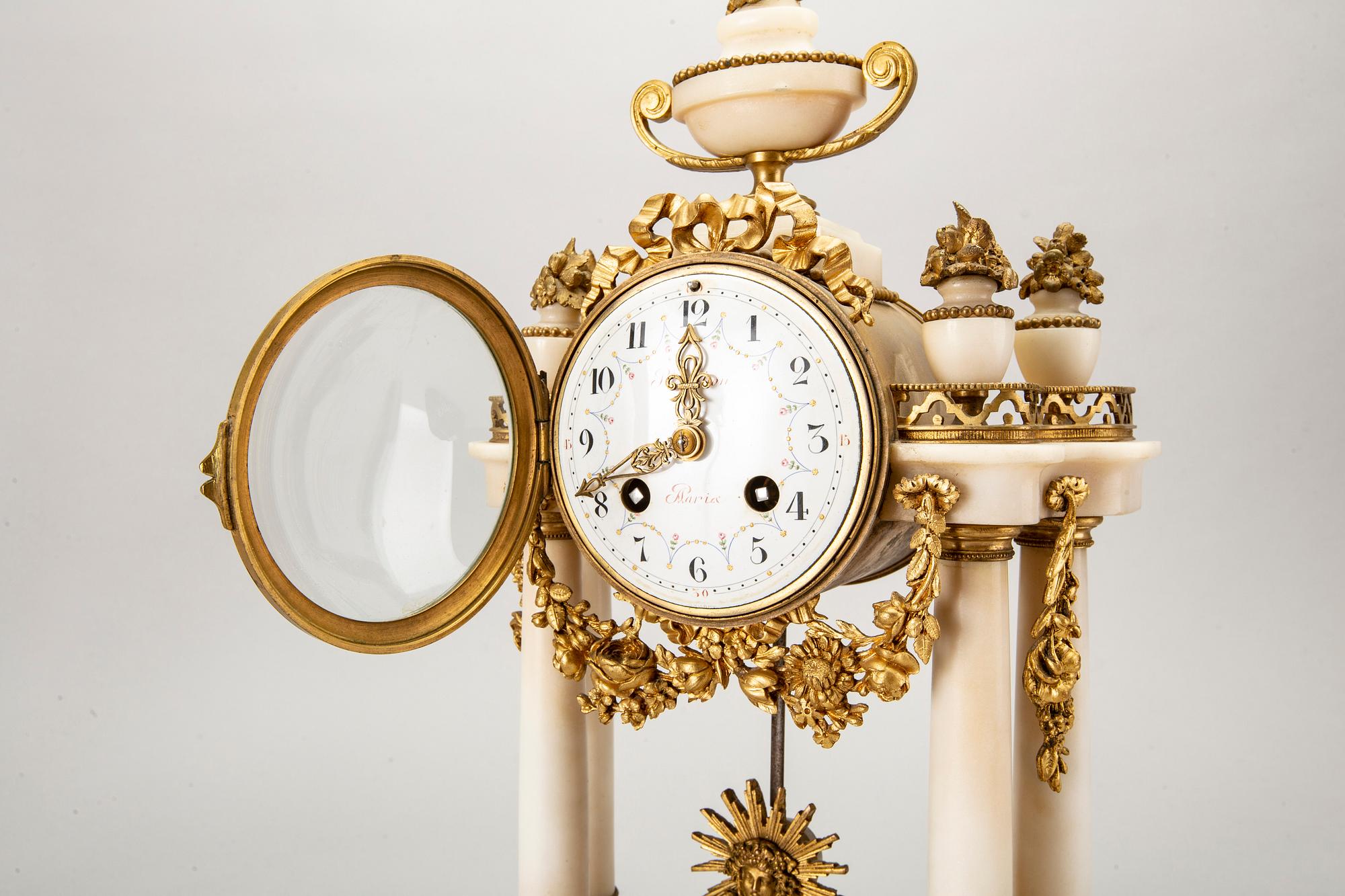 BORDSPENDYL, Planchon, Paris, Louis XVI-stil, omkring 1900.