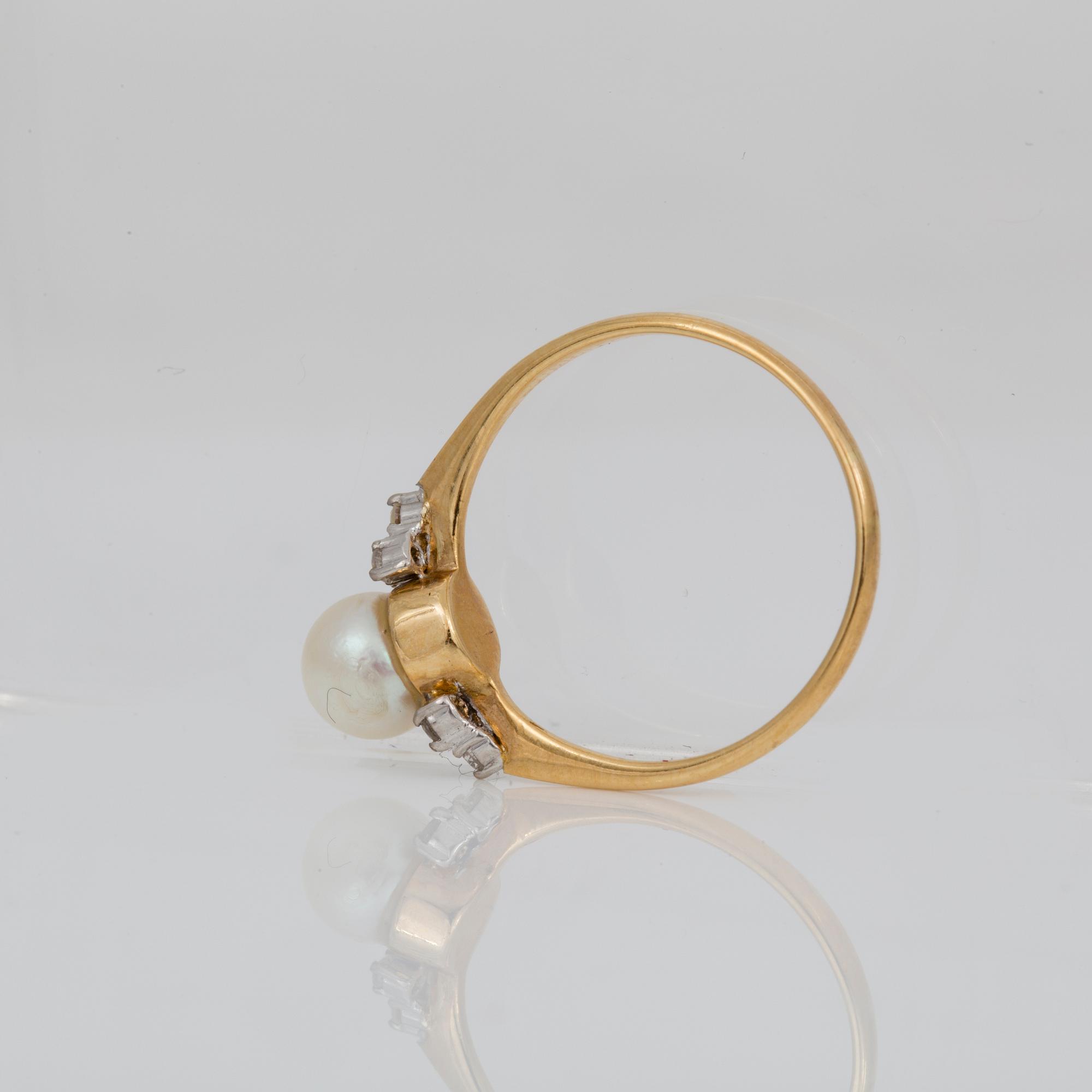 RING, med odlad pärla och små diamanter, totalt ca 0,06 ct.