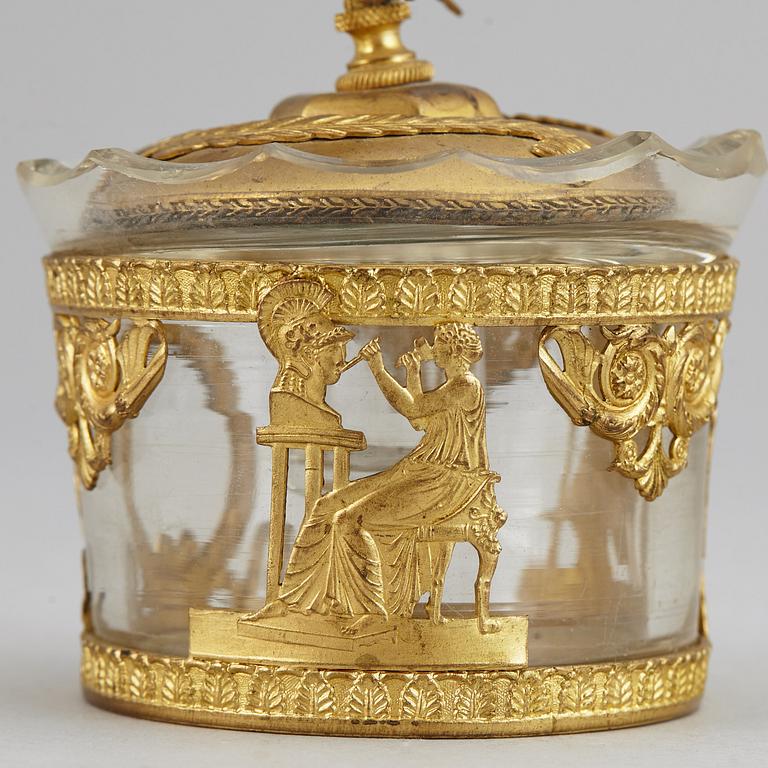 PRYDNADSFÖREMÅL, 4 st, 1800/1900-tal.