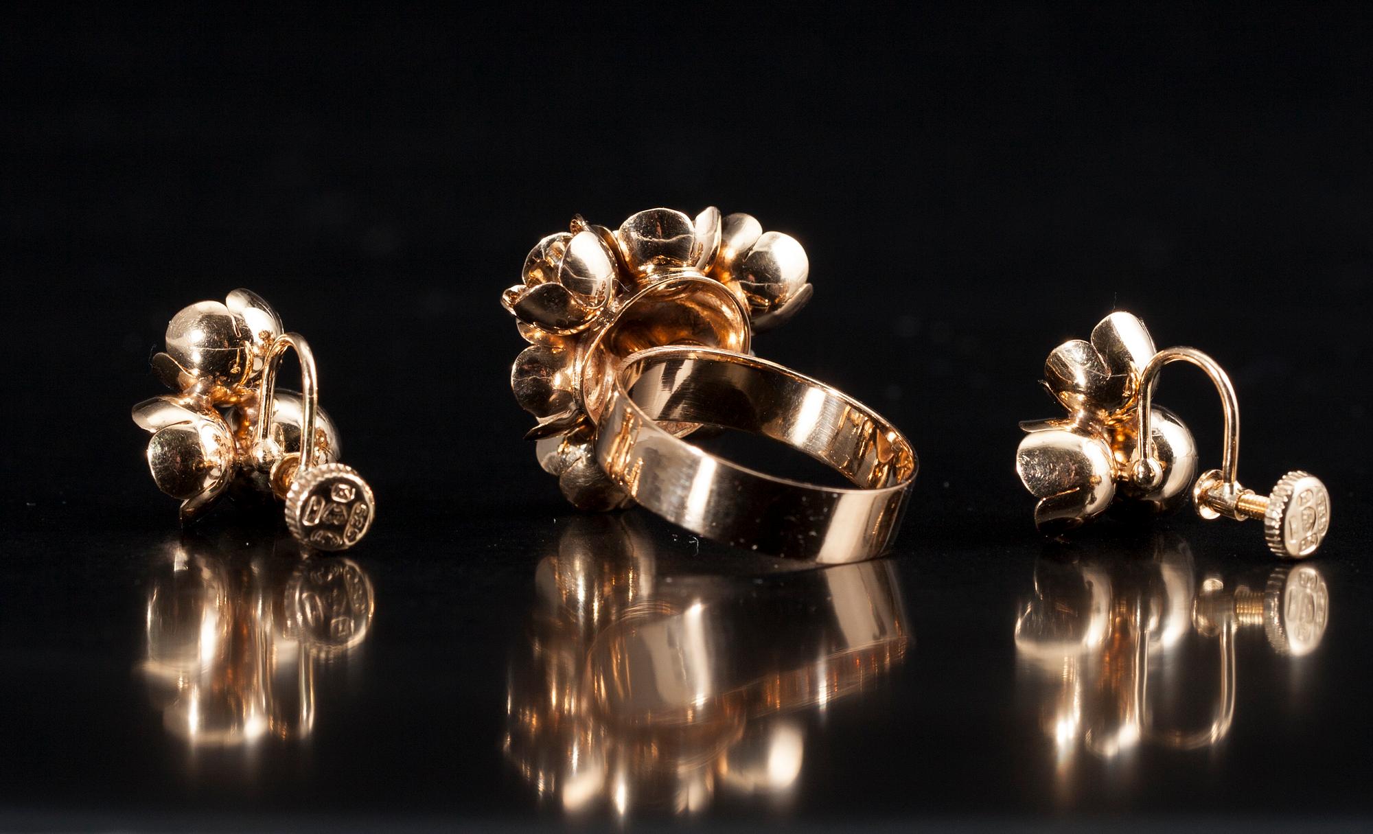 RING,14K guld, Liisa Vitali, N. Westerback 1970, ÖRHÄNGEN, 14K guld Elis Kauppi 1969. Vikt tot. 8,7 g.