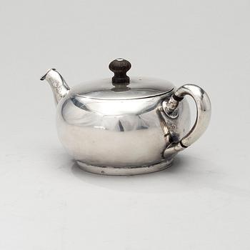 TEA POT, silver, St:Petersburg 1863, Robert Kohun for Nichols & Plincke, weight 326 g.