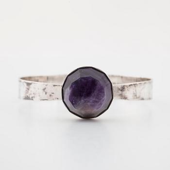 ALTON, Falköping, 1969, a faceted amethyst bangle.