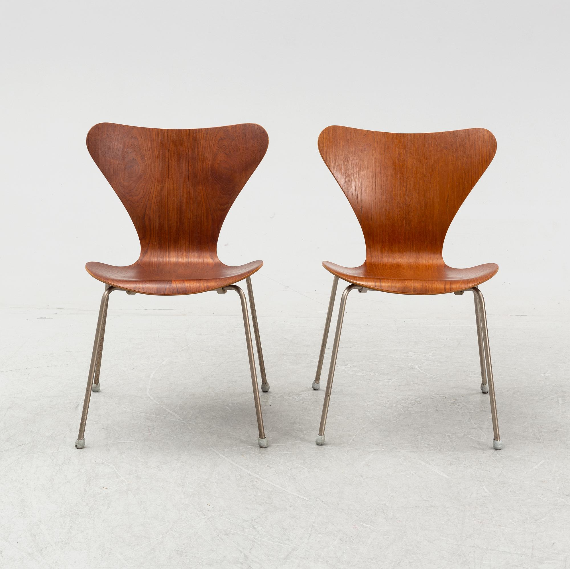 Arne Jacobsen, a pair of 'Sjuan' chairs, Fritz Hansen, 1960's.