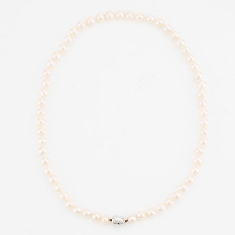 A cultured pearl necklace with 18K white gold clasp.