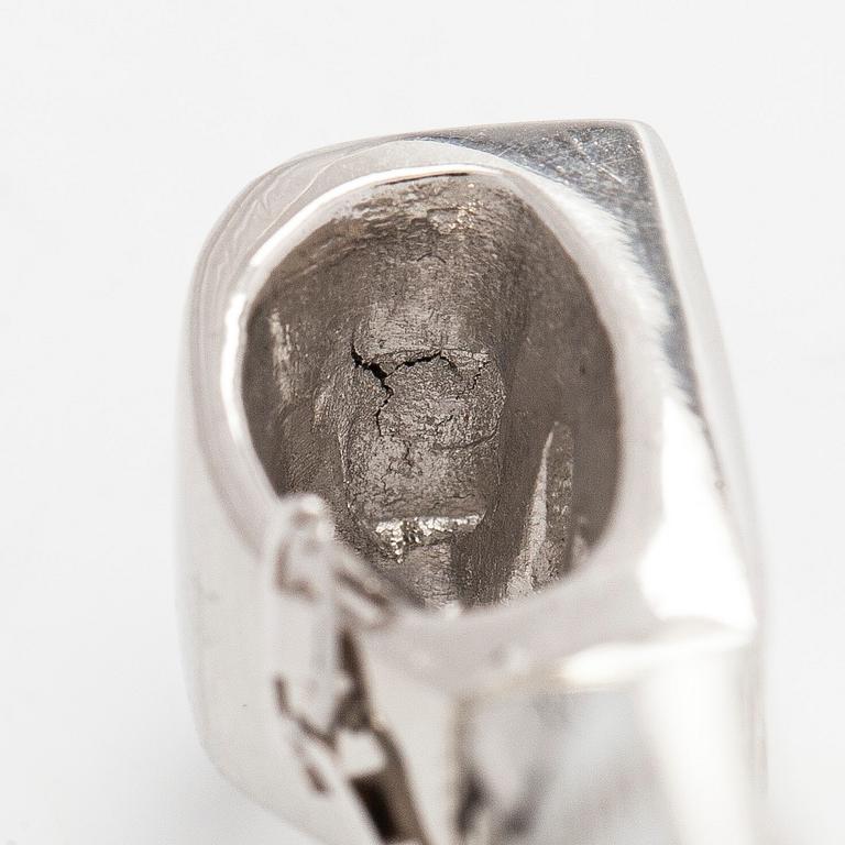 Hänge, platina samt smaragd-, prinses,-baguette- och briljantslipade diamanter med kedja i 14K vitguld.