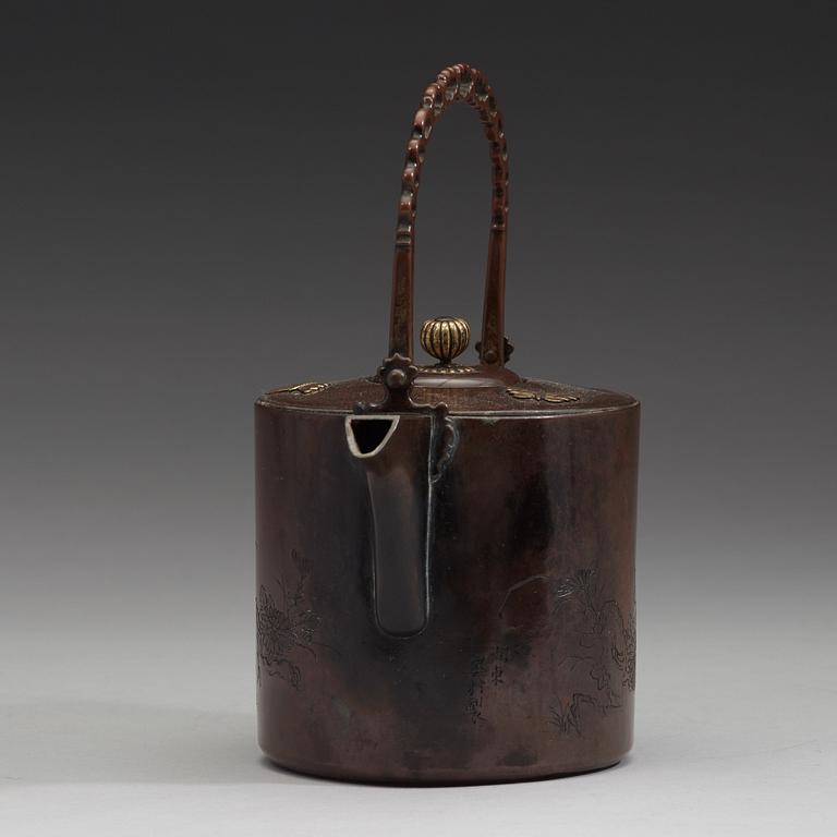 A Japanese copper alloy tea pot with cover, late Edo period (1603-1868).