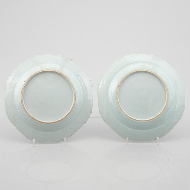 A pair of blue and white porcelain serving dishes and a pair of plates, China, Qianlong (1736-95).