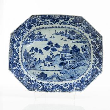 A Chinese blue and white export porcelain dish, Qing dynasty, Qianlong (1736-95).