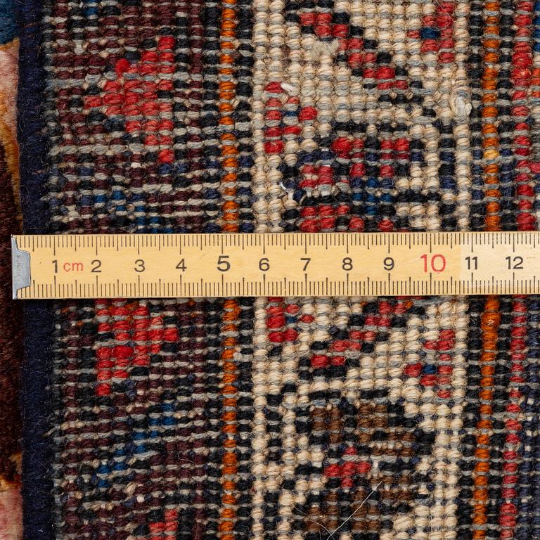 A Chahar Mahal va Bakhtiar carpet  ca 393 x 300 cm.