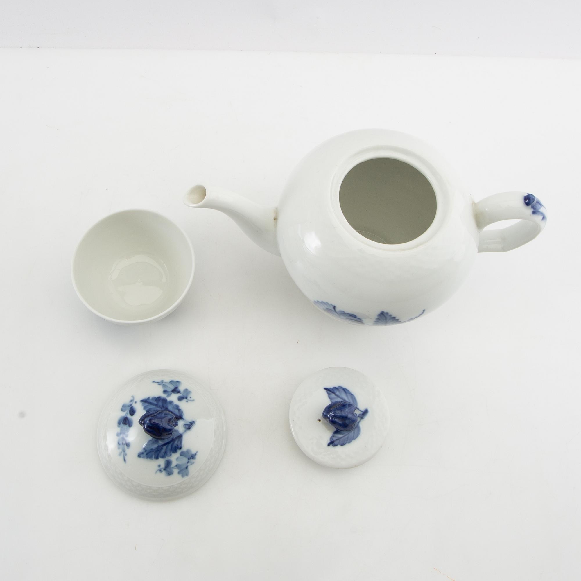 Service approximately 140 pieces "Blue Flower" Royal Copenhagen Denmark 20th century porcelain.