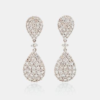 1114. A pair of diamond, circa 1.60 cts, earrings.