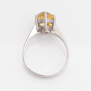 Ring, 18K vitguld med en oval fasettslipad safir.