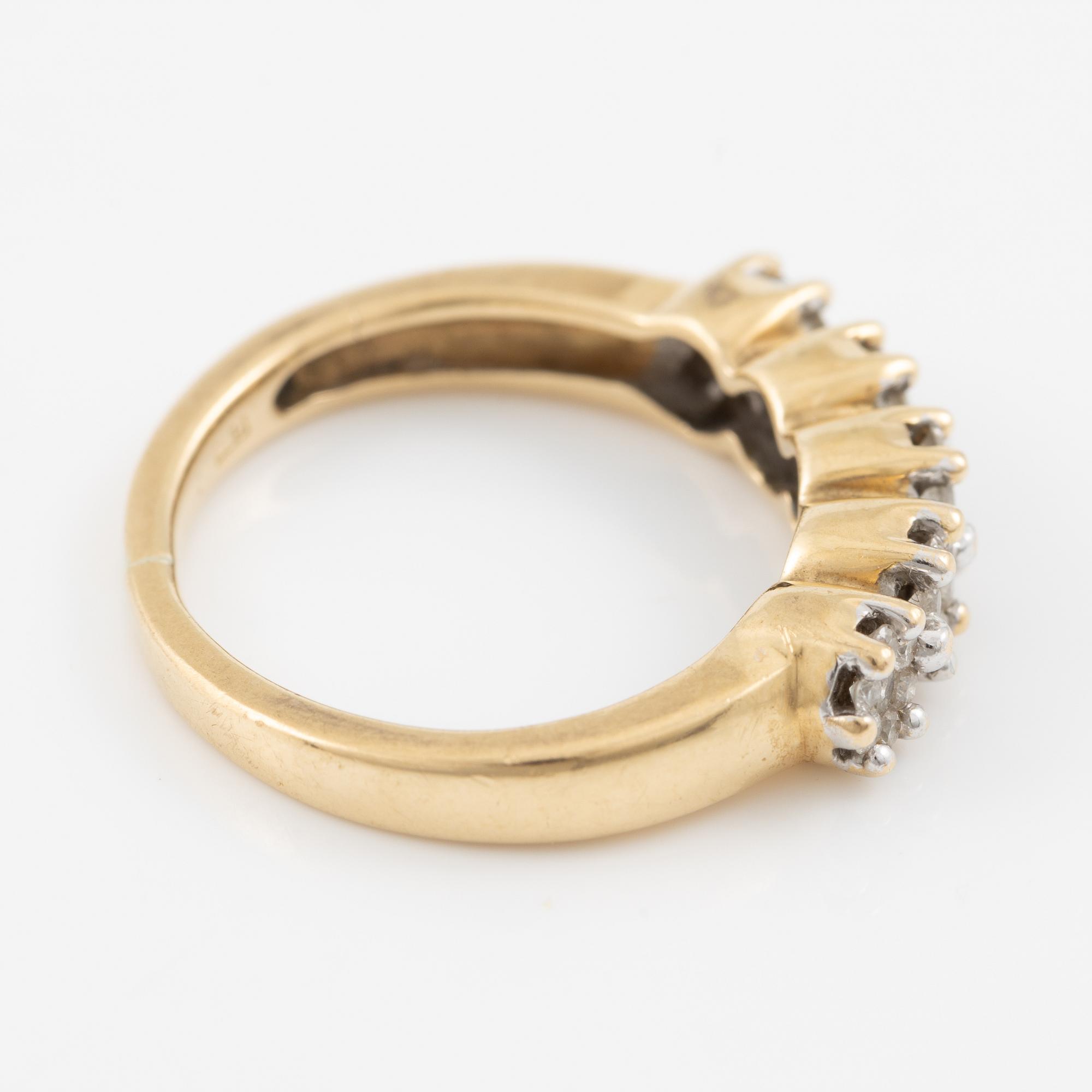 Ring in 18K gold set with small brilliant-cut diamonds.