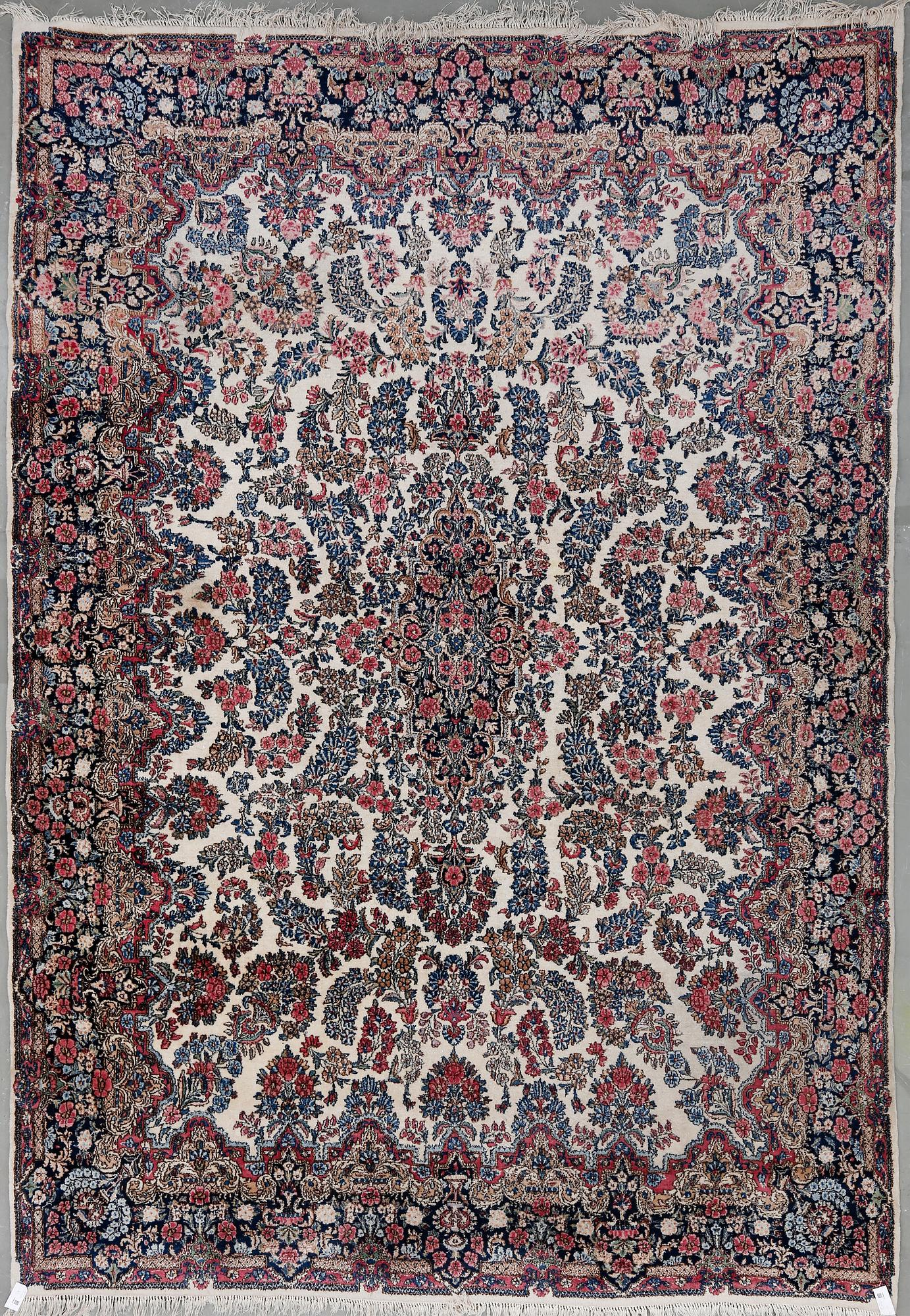 MATTA, old/semiantik Kirman. Ca 372x280 cm.