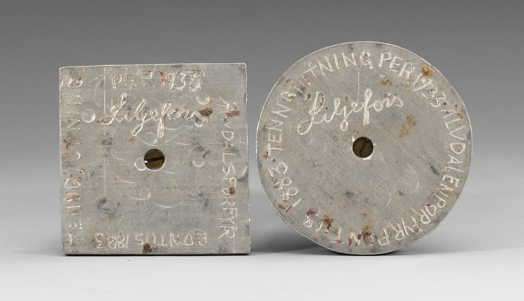 LJUSSTAKAR, två stycken. Blybergs- och Gammalklittporfyr, samt tenn.