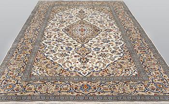 A carpet, Kashan, ca 311 x 200 cm.