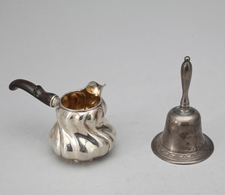 BORDSKLOCKA samt KANNA, silver bla Johan Petter Hedman Norrköping 1831. Totalvikt ca 215 gr.