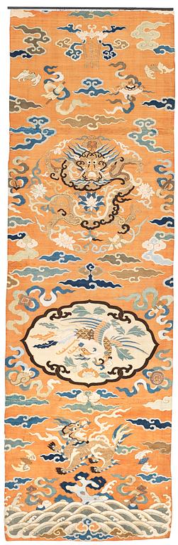 KESI, silk and gold threads. 159,5 x 50 cm. Late Qing dynasty (1644-1912).