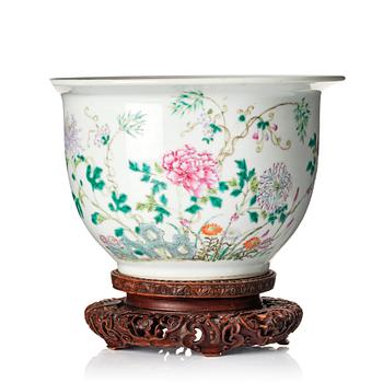 1294. A Chinese famille rose jardiniere, Republic period, first half of the 20th century.