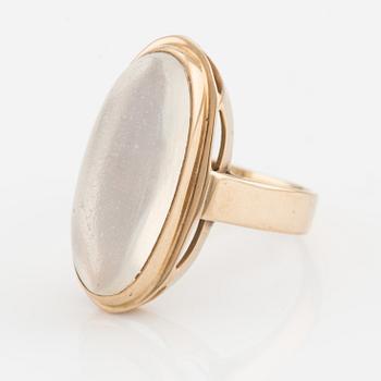 Ring, 18K guld med cabochonslipad månsten.