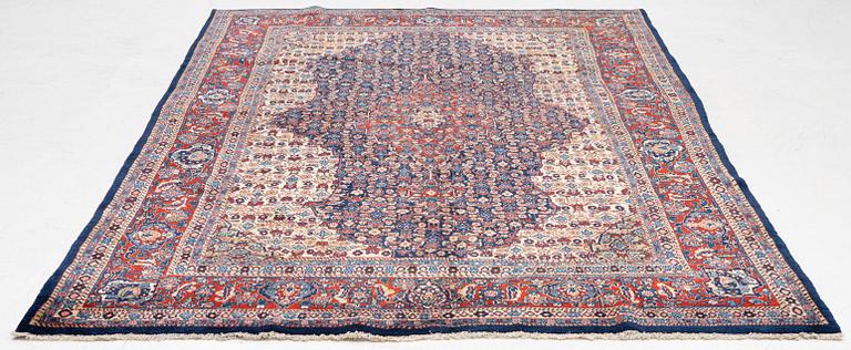 A Sarough carpet, approx. 333 x 210 cm.