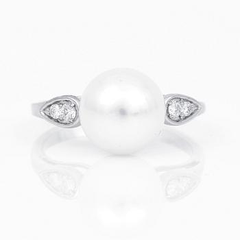 RING, 14K vitguld, med odlade pärla och små briljantslipade diamanter. Vikt ca 3,43 g.