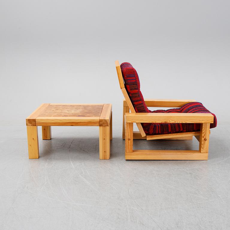 A pine 'Patron' lounge chair and table by Christer Lundén, designed 1974.
