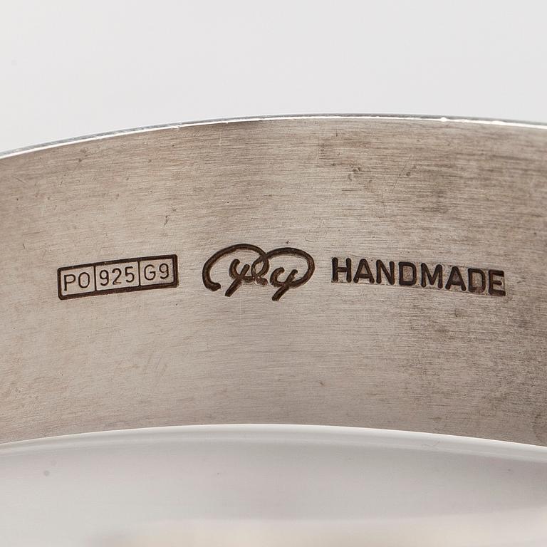 Pekka Piekäinen, a sterling silver bangle, Platinoro, Turku 2008.