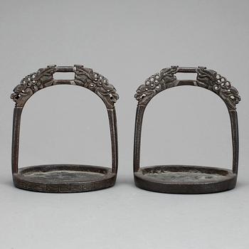 STIGBYGLAR, ett par, metall, sydostasien, 1700/1800-tal.