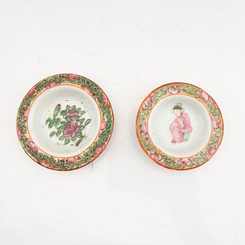 A set of two teapots and one serving dish Kanton China alter part of the 19th century.