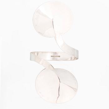 PAULA HÄIVÄOJA, ARMSMYCKE, silver. Helsingfors 1967.