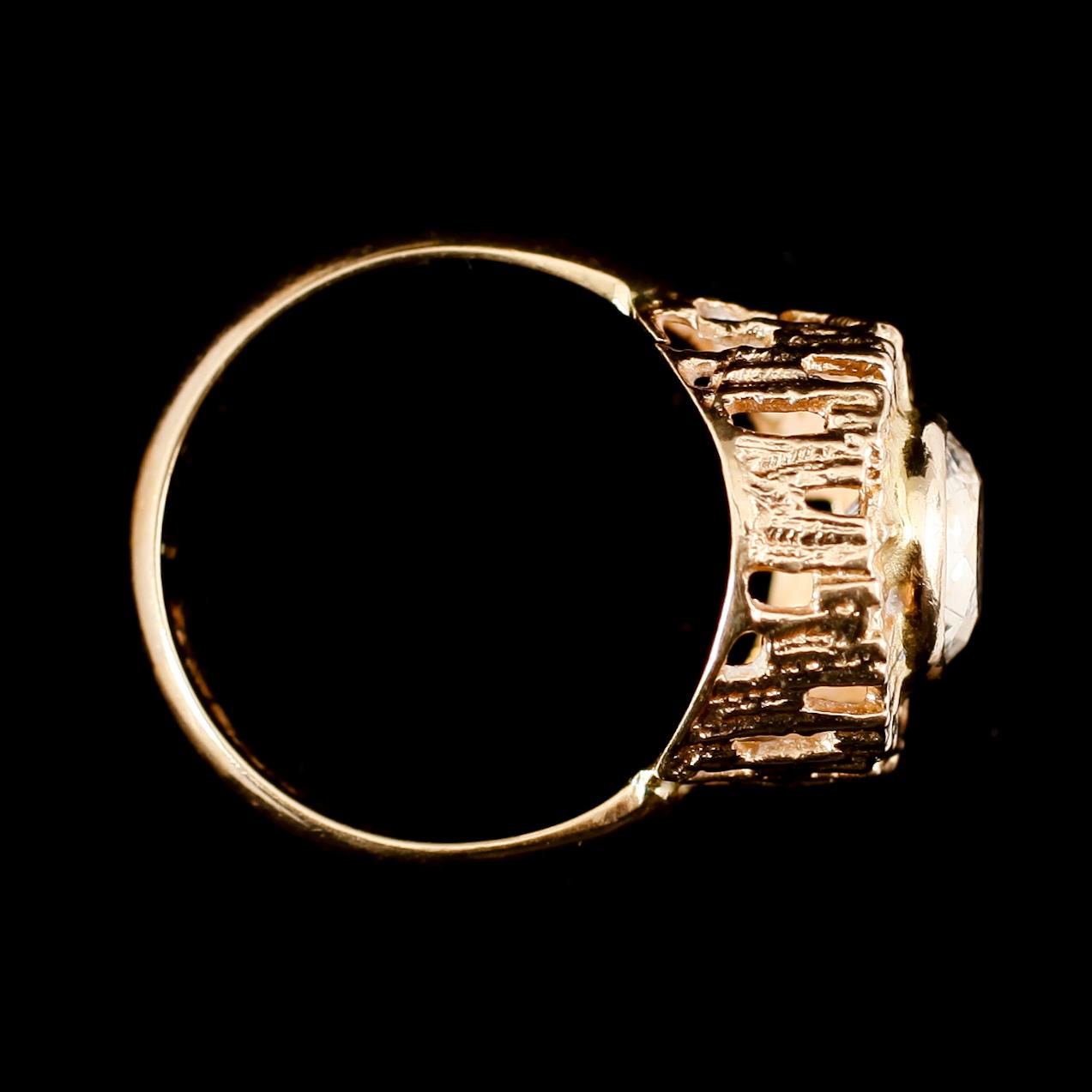 RING, 18 k guld, 1949, med vit sten. Vikt ca 7 gram.