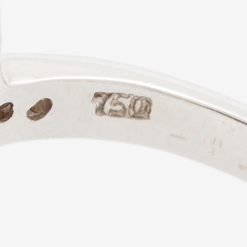 Ring, 18K vitguld med safir och små diamanter, genombruten dekor.