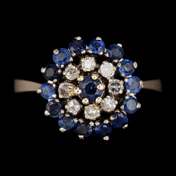 A blue sapphire and diamond ring, tot. app. 0.25 cts.