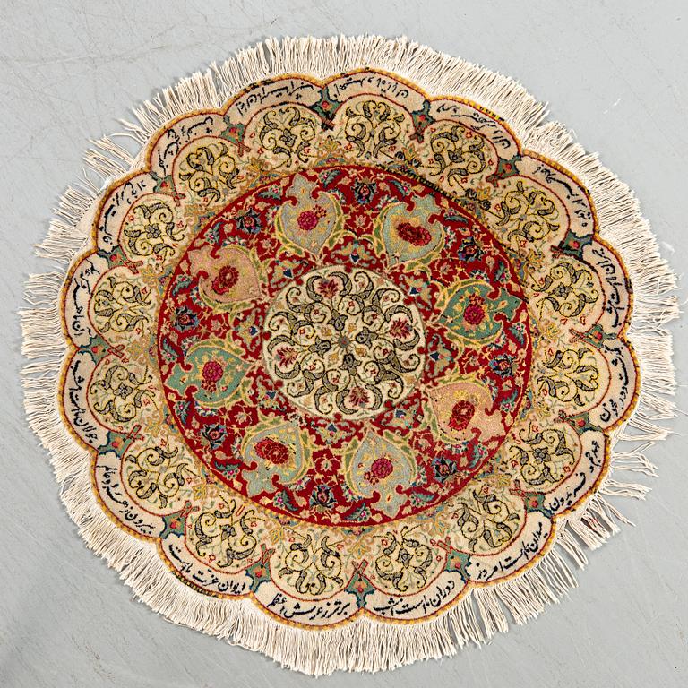 A semiantique Tabriz carpet diameter 95 cm.