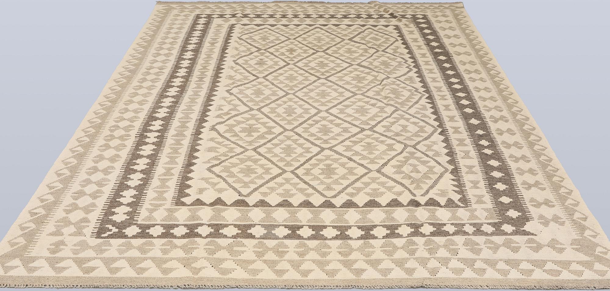 A Kilim rug, approx. 298 x 205 cm.