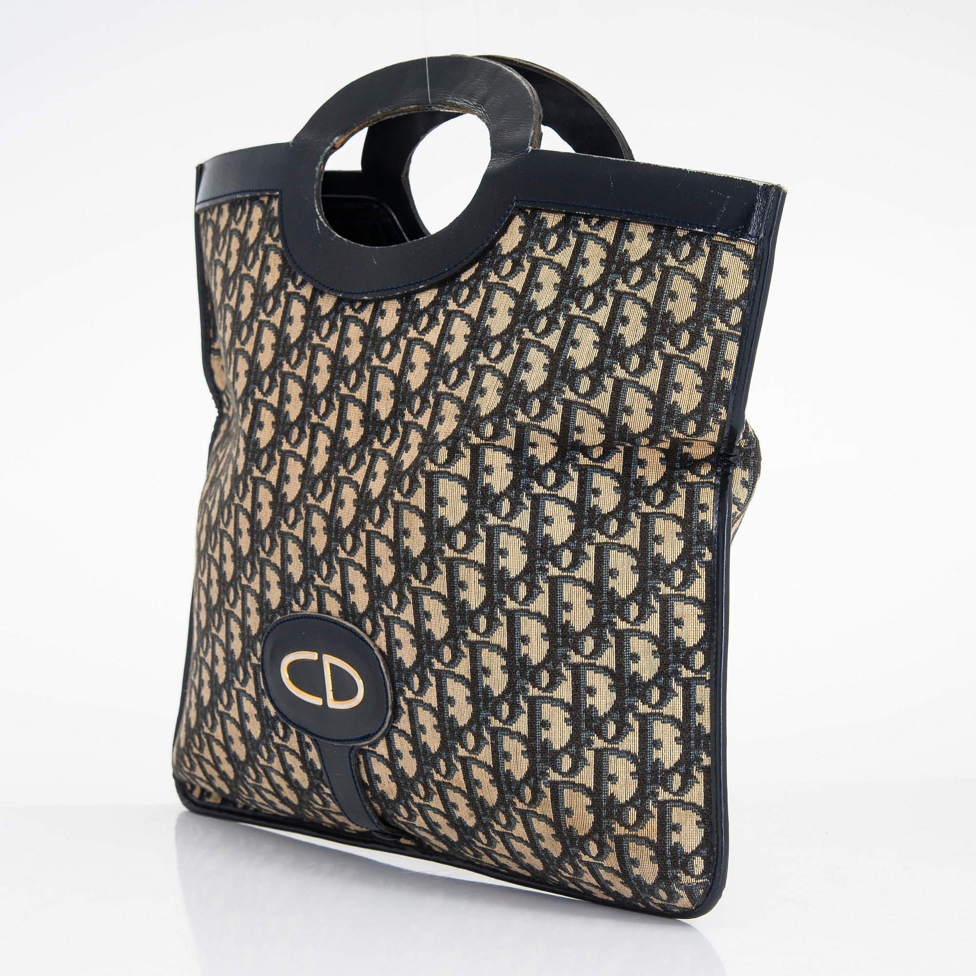 Christian Dior, paraply, clutch, scarf.