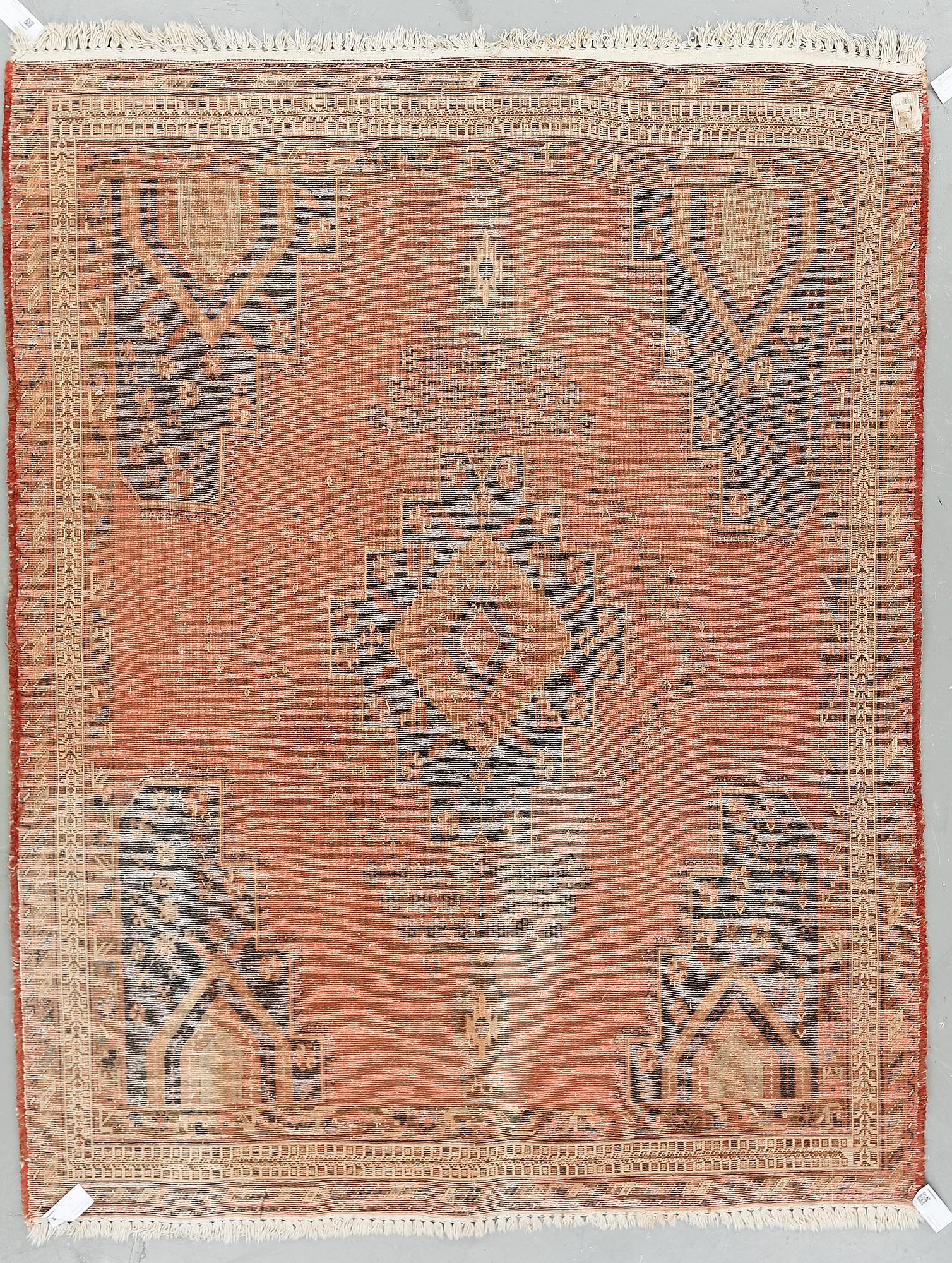 MATTA, orientalisk. Möjligen semiantik. Ca 216x167 cm.