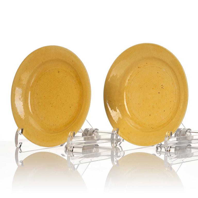 A pair of yellow glazed dishes, Qing dynasty, Kangxi (1662-1722).