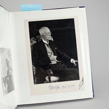 KUNGLIGA BILDER OCH FOTON, bla två egenhändigt signerade av Kung Gustaf V resp två av Kronprins Gustaf Adolf.
