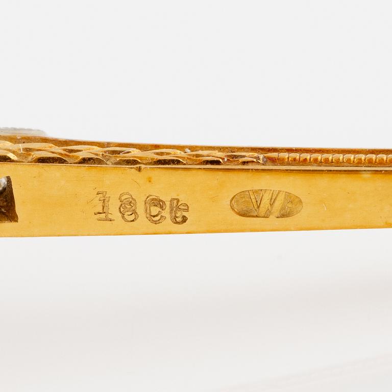 Brooch 18K gold and platinum with a half-pearl and round brilliant and rose-cut diamonds.