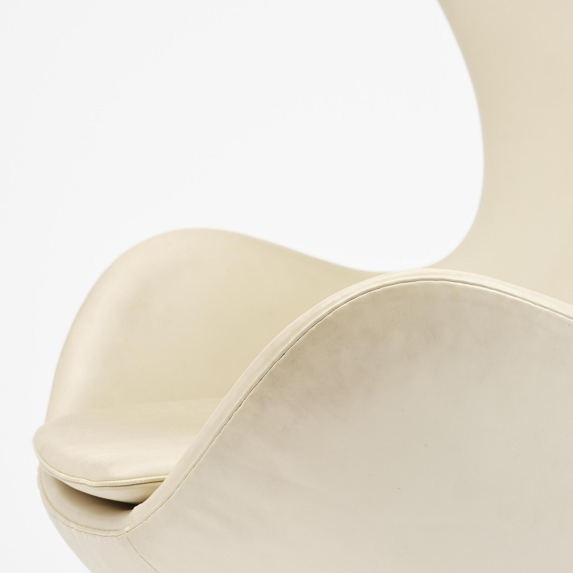 Arne Jacobsen, an "Egg" armchair, Fritz Hansen, Denmark, 2006.