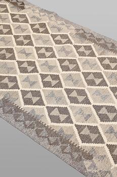 A Kilim runner carpet. 393 x 89 cm.
