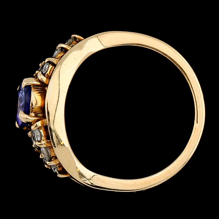 RING, 18K guld, tanzanit och briljantslipade diamanter. Vikt ca 4 g.