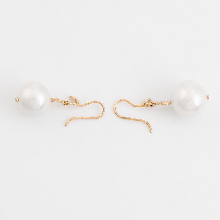 Earrings with cultured freshwater pearls and brilliant-cut diamonds.
