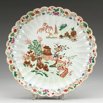 227. A famille rose charger, Qing dynasty, Qianlong (1736-95).